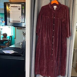 Cozee Coner Plush Maxi snap Button-Front robe - Deep Wine